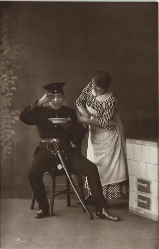 Soldat genießt das gekochte Essen der Frau Atelier Foto Brück Sohn Meißen 1916