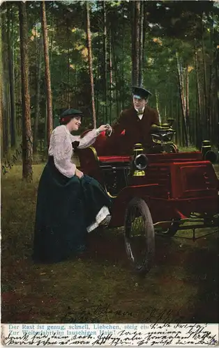 Menschen/Soziales Leben - Liebespaare Mann und Frau steigen ins Auto 1906