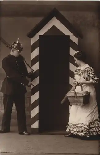 Ansichtskarte  Soldat mit Pickelhaube - Frau bringt Priviant WK1 1916