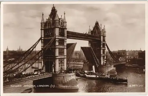 Postcard London Tower Bridge, durchfahrender Dampfer 1930
