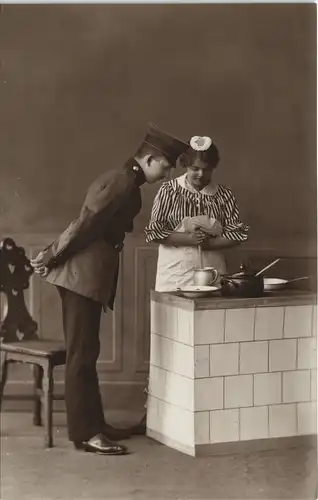 Ansichtskarte  Soldat schaut Frau beim kochen zu - Militaria WK1 1916