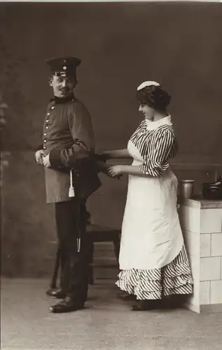 Ansichtskarte  Soldat und Köchin in der Küche - Atelierfoto Militaria 1916