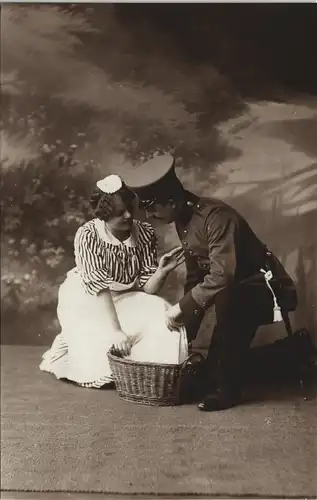 Ansichtskarte  Soldat und Frau am Wäschekorb Militaria Atelierfoto 1916