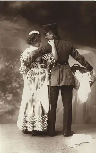 Soldat trägt Frau den Wäschekorb Atelierfotot Brück Meißen 1916