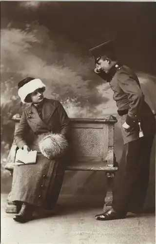 Ansichtskarte  Frau Winterkleidung auf der Bank - Soldat - Atelierfoto 1916