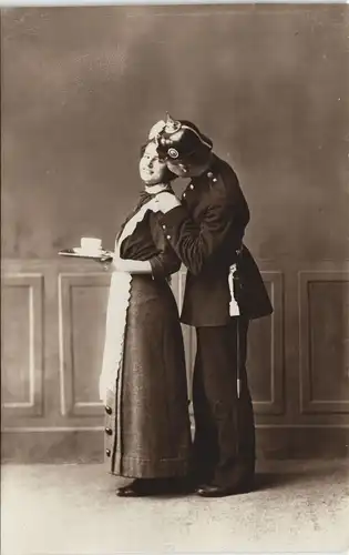 Ansichtskarte  Frau und Soldat flirten Atelierfoto Militaria 1916
