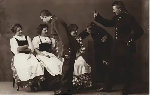 Ansichtskarte  Soldaten flirten mit Frauen - Atelierfoto Militaria 1916