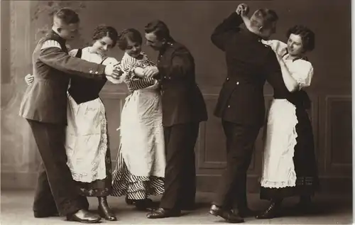 Ansichtskarte  Soldaten tanzen mit Frauen - Atelierfoto Militaria 1916