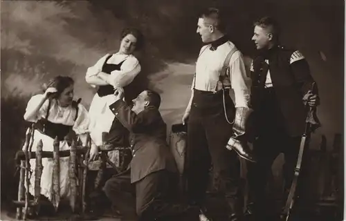 Ansichtskarte  Soldaten und Frauen - Flirt Militaria Atelierfoto 1916