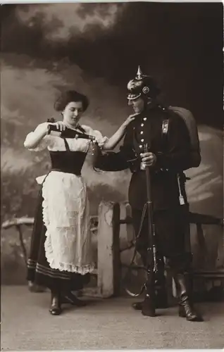 Ansichtskarte  Frau schenkt Soldat Wein an Atelierfoto Militaria 1916
