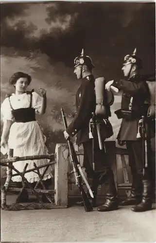 Ansichtskarte  Soldaten mit Pickelhauben vor Frau Atelierfoto Militaria 1816