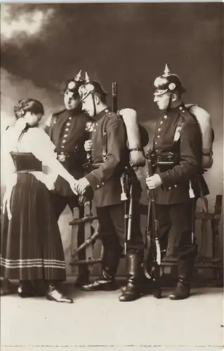Ansichtskarte  Soldaten trösten Frau Militaria Atelierfoto 1916