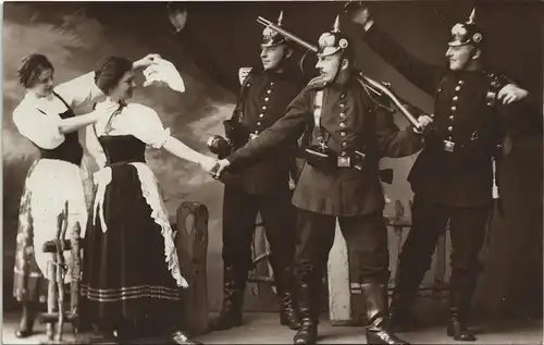 Ansichtskarte  Abschied Soldaten und Frauen Militaria Atelierfoto 1916