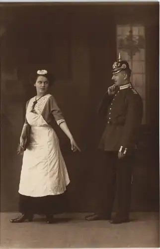 Ansichtskarte  Soldat und Stubenmädchen - Atelierfoto Militaria 1916