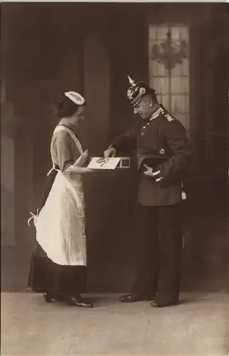Stubenmädchen reicht Soldaten Zigarren Militaria Atelierfoto 1916