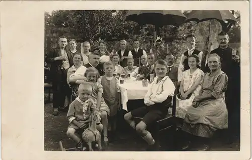 Privatfeiern Feste - Familie mit Regenschirmen im Garten 1937 Privatfoto