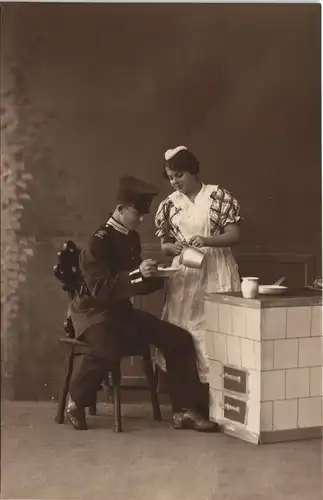 Ansichtskarte  Soldat bekommt von Köchin Essen - Militaria Atelierfoto 1915