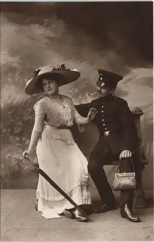 Ansichtskarte  Soldat und freine Frau auf Bank Militaria Atelierfoto 1916