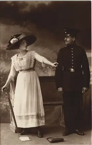 Ansichtskarte  Soldat und Frau vor Bank - Atelierfoto Militaria 1916