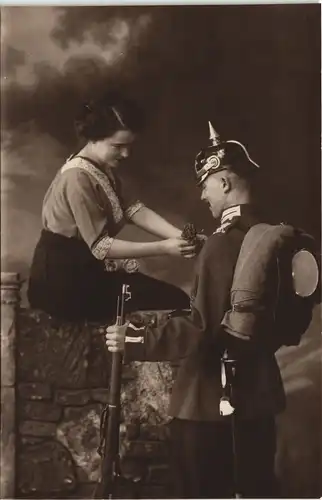 Ansichtskarte  Frau steckt Soldaten Rose an Atelierfoto Militaria 1916