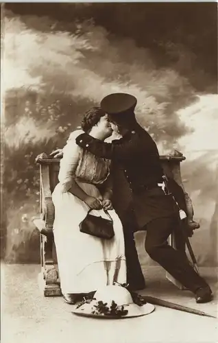 Ansichtskarte  Soldat küsst Frau auf Bank - Atelierfoto Militaria 1915