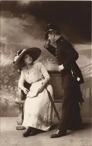 Atelierfoto Militaria Soldat grüßt auf Bank sitzende Frau 1916