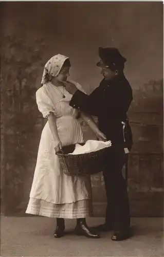 Ansichtskarte  Soldat flirtet mit Magd Militaria Atelierfoto 1916