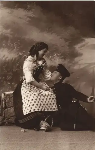 Ansichtskarte  Soldat liegt verliebt vor Frau, Atelierfoto Militaria 1916