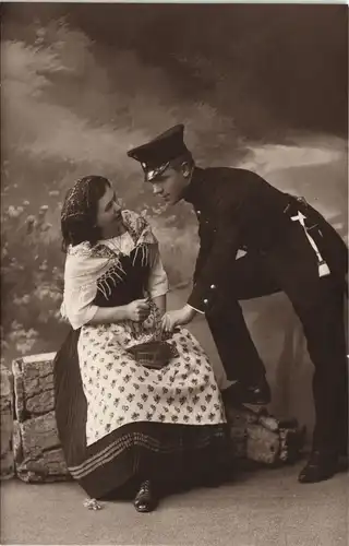 Ansichtskarte  Soldat flirtet mit junger Frau Militaria Atelierfoto 1916