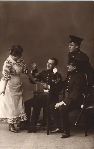 Ansichtskarte  Soldaten beim Biertrinken - Frau Atelierfoto Militaria 1916