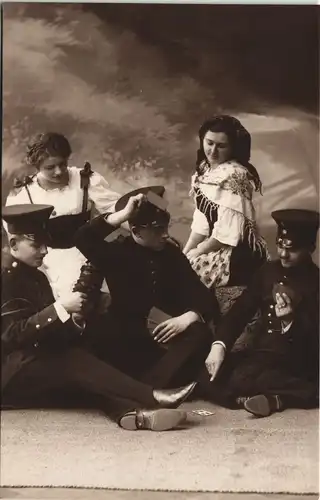 Frauen schauen Soldaten beim Skatspiel zu Militaria Atelierfoto 1916