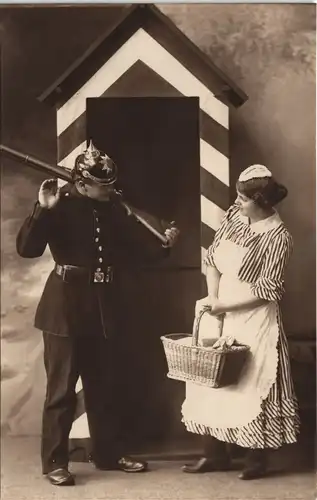 Ansichtskarte  Frau bringt Soldat Proviant - Atelierfoto Militaria 1916