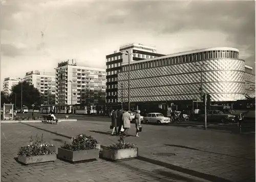 Ansichtskarte Leipzig Kaufhaus Brüh, Hochhäuser - Trabant 1968