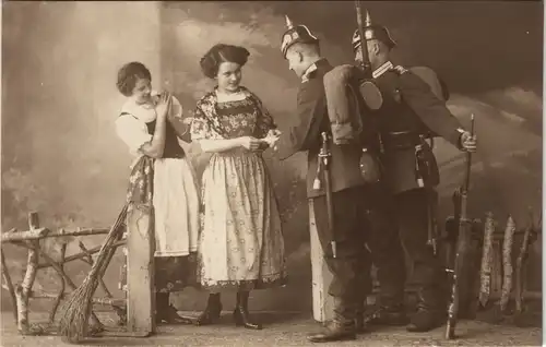 Soldaten, Frauen der übergebene Brief Militaria Atelierfoto 1916