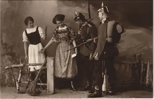 Soldaten Pickelhaube - flirt mit Frauen Atelierfoto Militaria 1916