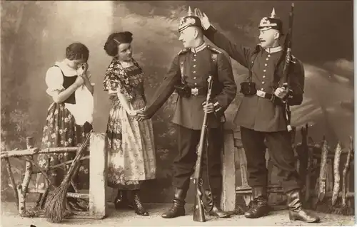 Abschied - Soldaten Pickelhaube und Frauen Atelierfoto Militaria 1916