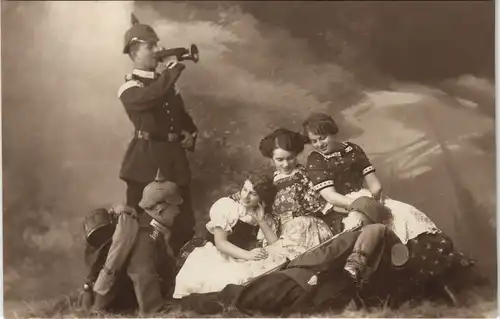 Flirt Soldaten Trompete mit Frauen auf der Wiese Atelierfoto Militaria 1916