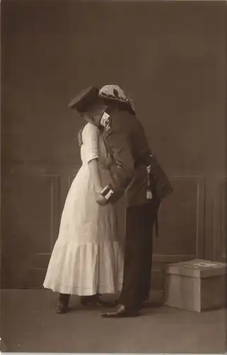Abschied Soldat und Frau umarmen sich Atelierfoto Militaria 1916