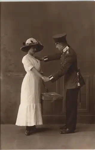 Ansichtskarte  Soldat begrüßt feine Dame, Atelierfoto Militaria 1916