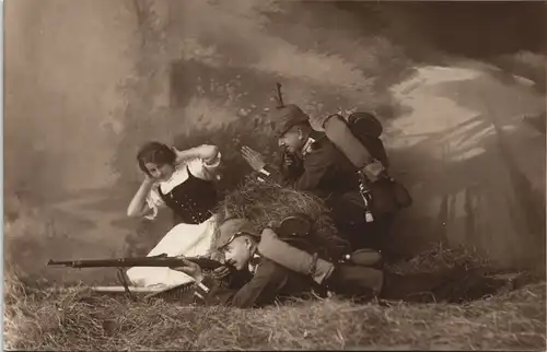 Soldaten im Gefecht - erschrockene Frau Militaria Atelierfoto 1916