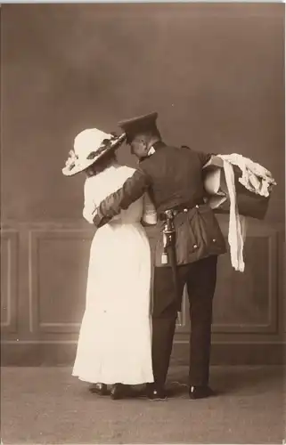 Ansichtskarte  Soldat tröstet Frau - Militaria Atelierfoto 1915