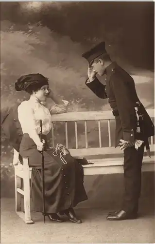 Ansichtskarte  elegenate Frau auf Parkbank Soldat Militaria Atelierfoto 1916