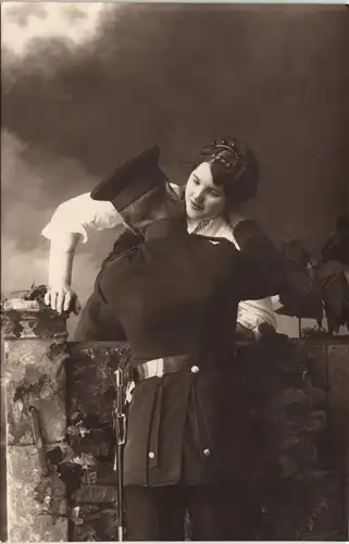 Ansichtskarte  Soldat küsst junge Frau - Militaria 1916