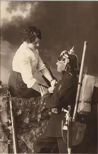 Soldat Pickelhaube und Frau schauen sich verliebt an Atelierfoto 1916