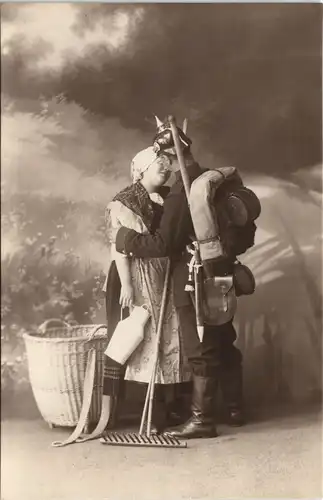 Ansichtskarte  Soldat und Bäuerin Atelierfoto - Fotokarte 1916