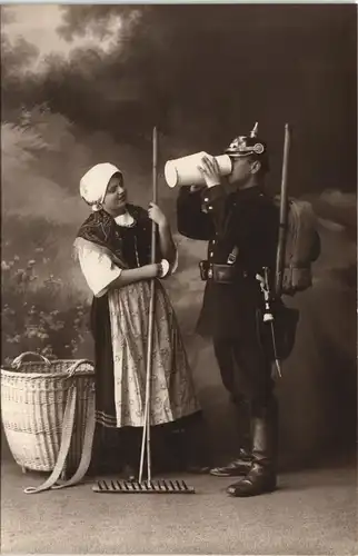 Ansichtskarte  Soldat trinkt aus Krug der Bäuerin Atelierfoto Militaria 1916