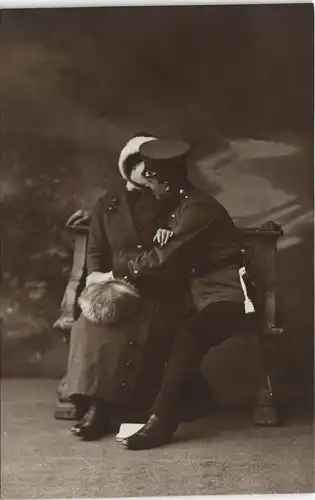 Ansichtskarte  Soldat umarmt auf der Bank sitzende feine Frau 1915