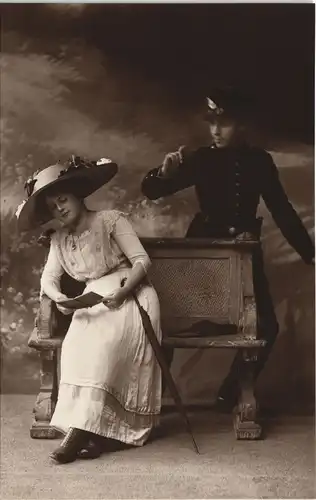 Ansichtskarte  Schöne junge Frau liest Buch - Soldat Atelierfoto 1916