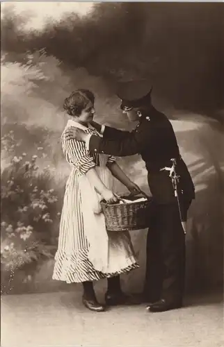 Ansichtskarte  unge Frau mit Wäschekorb - Soldat Militaria Atelierfoto 1916