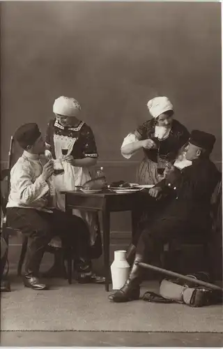 Ansichtskarte  Soldaten und junge Frauen bein Essen 1916